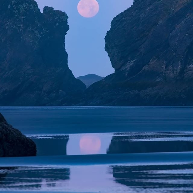 Image of the moon between two rocks
